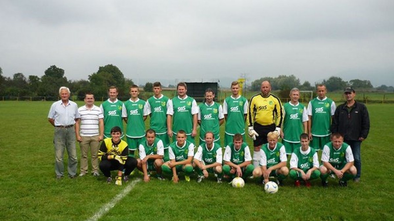 Mužstvo TJ Pusté Čemerné. Na vlastnej pôde podľahlo vedúcim Žbinciam.