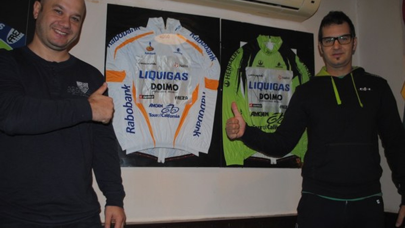 Cenné dresy. Súčasťou zbierky sú originálne dresy úspešného cyklistu Petra Sagana, ktoré daroval jeho osobný masér Maroš Hlad (vpravo). Na snímke so zberateľom Milanom Vasiľom.