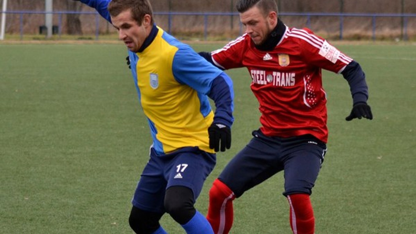 Výborný futbal, zaslúžená remíza. Domáci Kunca (vľavo) v súboji s Pačindom.