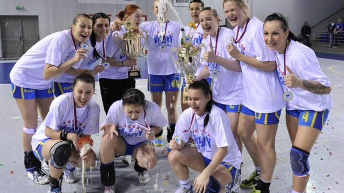 Hráčky HK Iuventa Michalovce po skonční 22. kola hádzanej žien medzi HK Iuventa Michalovce a HC Zlín.