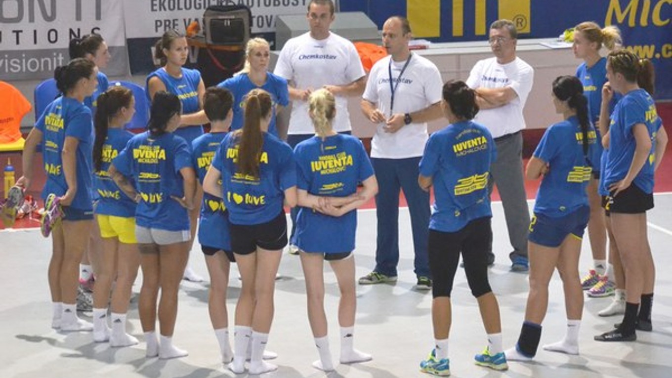 Prvá tréningová jednotka Michalovčaniek. Absolvovalo ju pätnásť hráčok, chýbali Habánková a Perederijová.