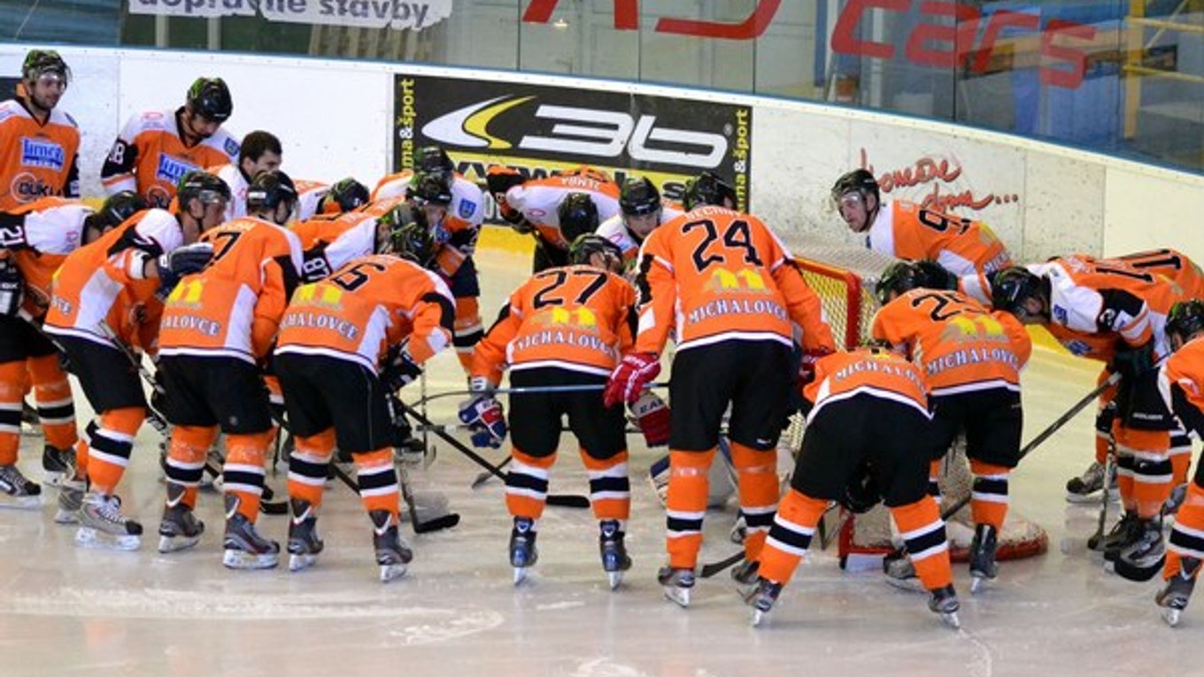 Michalovskí hokejisti dnes štartujú sezónu na ľade Detvy.