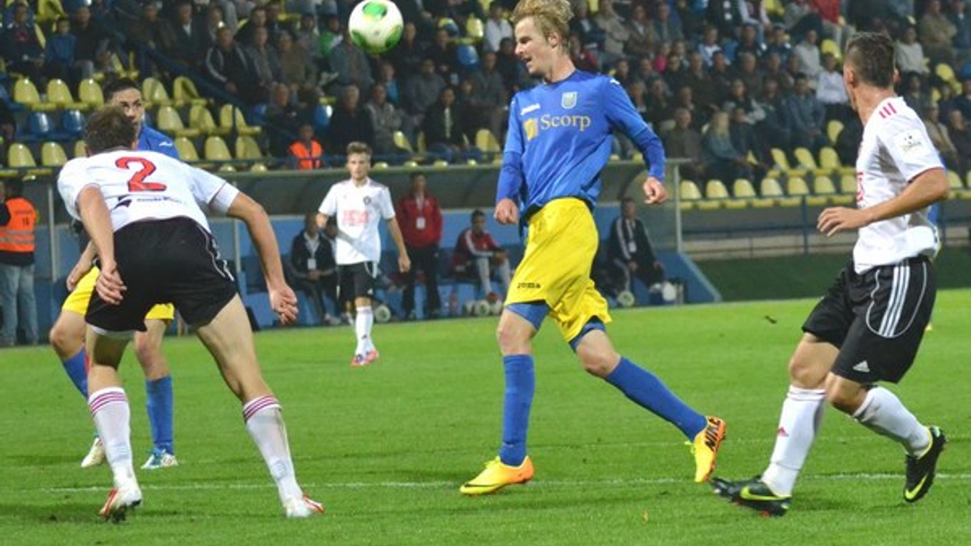 V obkľúčení protihráčov. Na M. Hamuľaka si musia súperi dávať pozor.