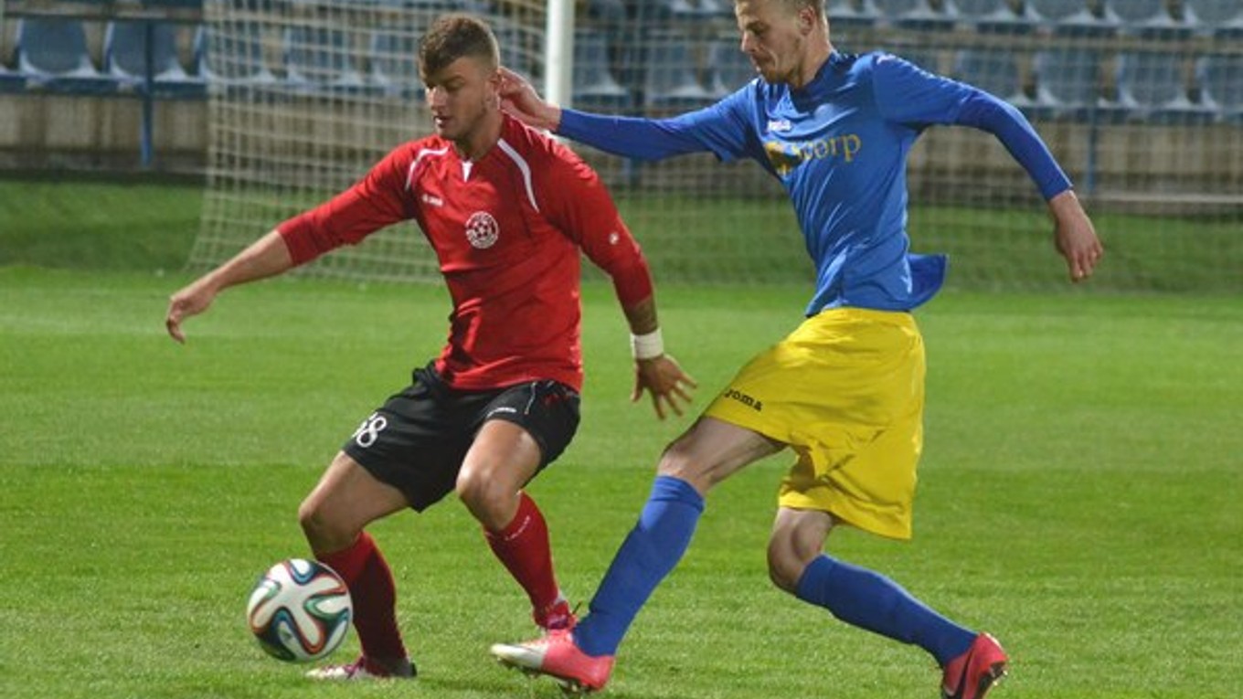 MFK Zemplín na vlastnej pôde zdolal Senec. Pod výhru 2:0 sa dvoma gólmi podpísal Michal Hamuľak (vpravo).