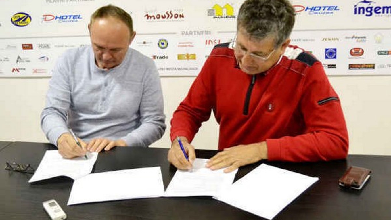 Staronový tréner s prezidentom klubu. M. Ihnačák a A. Černega pri podpise zmluvy.