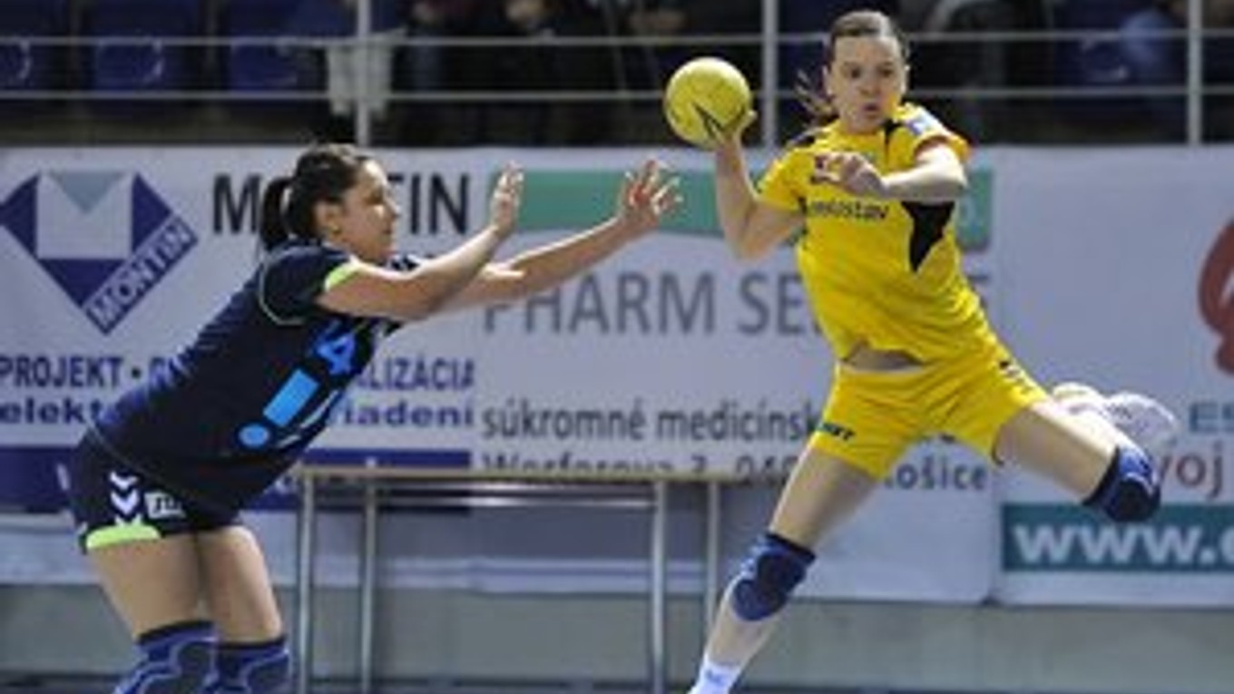 Osemgólová Szöllösiová. Michalovská krídelníčka na snímke vpravo.