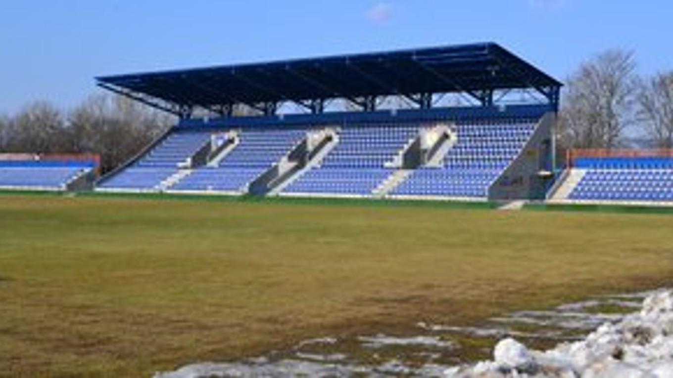 Jarná premiéra sa odkladá. Na vine je nevyhovujúci stav hracej plochy.