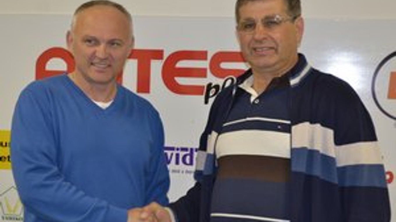 Prezident klubu a nový tréner A-mužstva. A. Černega (vpravo) a M. Ihnačák po spečatení spolupráce.