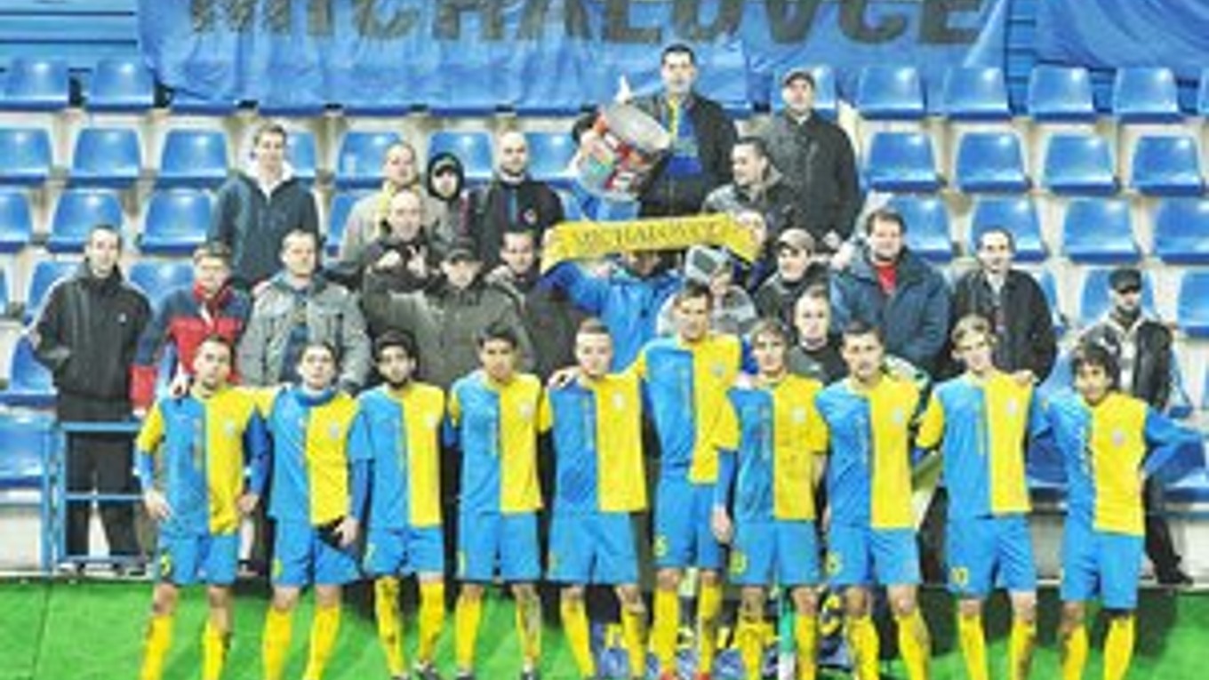 Futbalisti MFK Zemplín Michalovce s fanúšikmi. Fotografia vznikla po poslednom jesennom zápase s Dolným Kubínom.