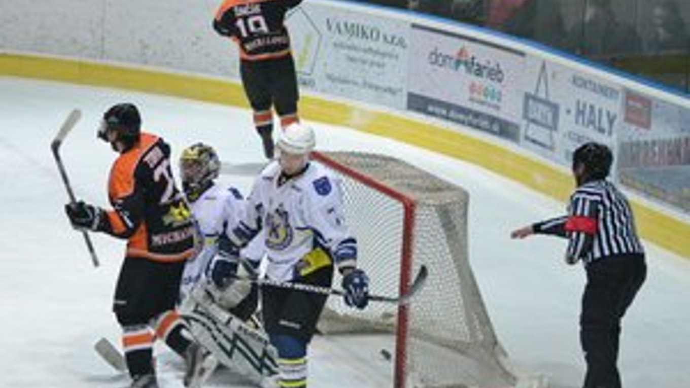 Piaty gól v Kotvanovej sieti. Vsietil ho útočník Dominik Šimčák (v pozadí).