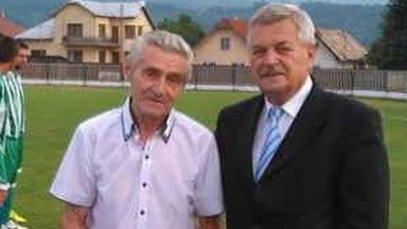 Najvyššie ocenenie. Jozefovi Hroncovi (vľavo) zástupca VsFZ Jaroslav Švarc udelil pred začiatkom nedeľňajšieho zápasu najvyššie ocenenie zlatý odznak.