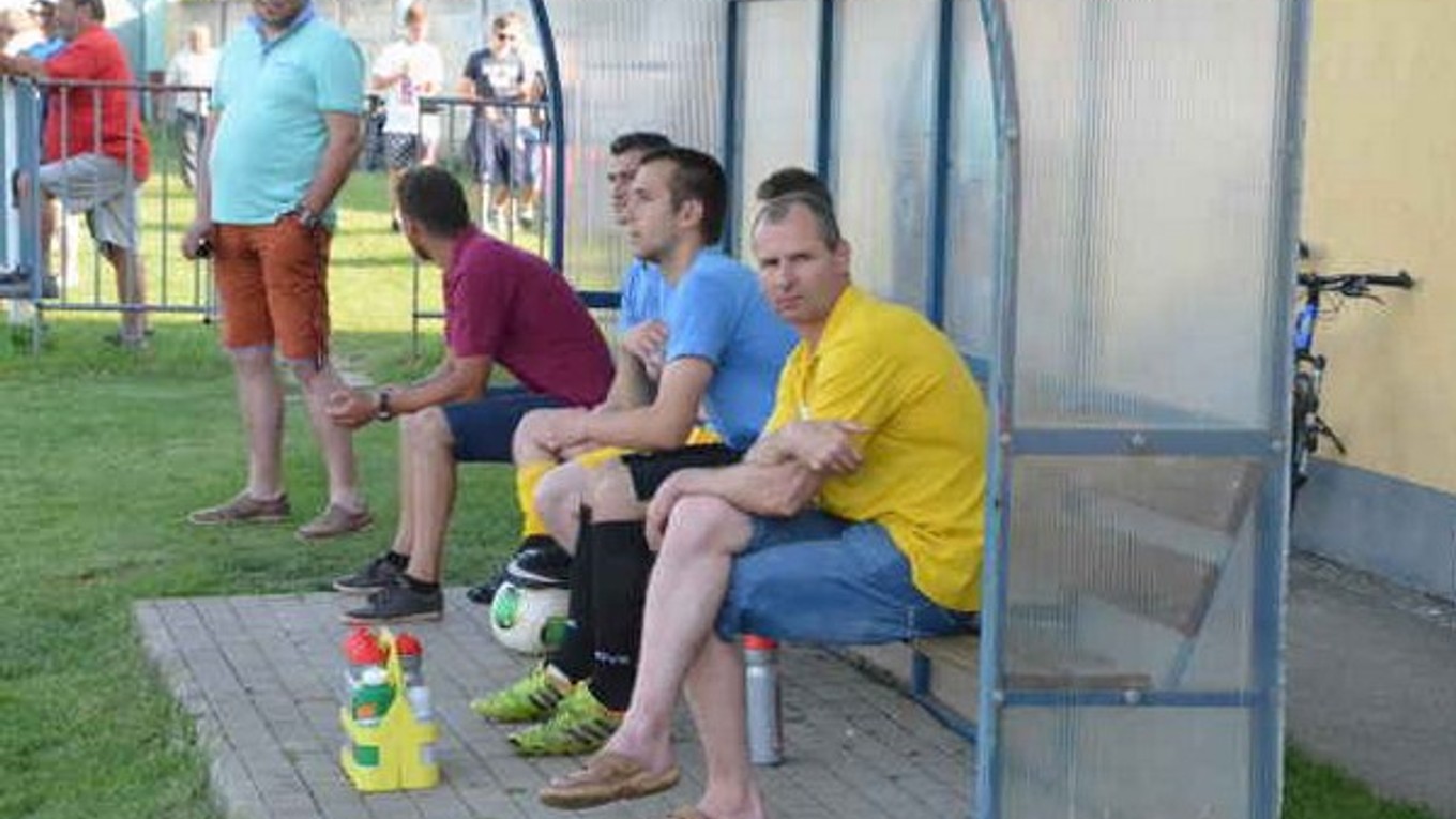 Víťazný návrat. V minulej sezóne Miroslav Dunčko (vpravo) sedel na lavičke Smižian. Teraz ako kormidelník Levoče bral všetky tri body za víťazstvo 2:1.