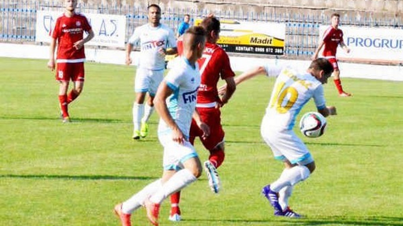 Kováč už by mal hrať. V susedskom derby už by mali Novovešťania nastúpiť aj s najväčšou posilou Lukášom Kováčom (vpravo).