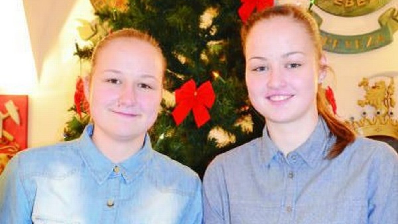 Dvojičky florbalistky. Po náročnom a úspešnom roku 2015 Kristína a Paulína (vpravo) budú na vianočné sviatky doma s rodinou.