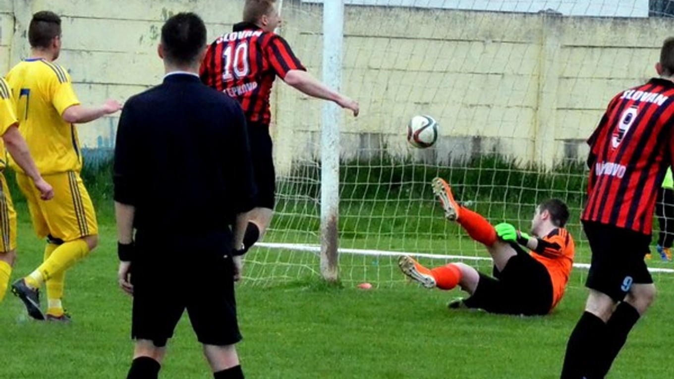 Štvorgólové Nálepkovo. P. Bobák strieľa štvrtý gól svojho tímu.