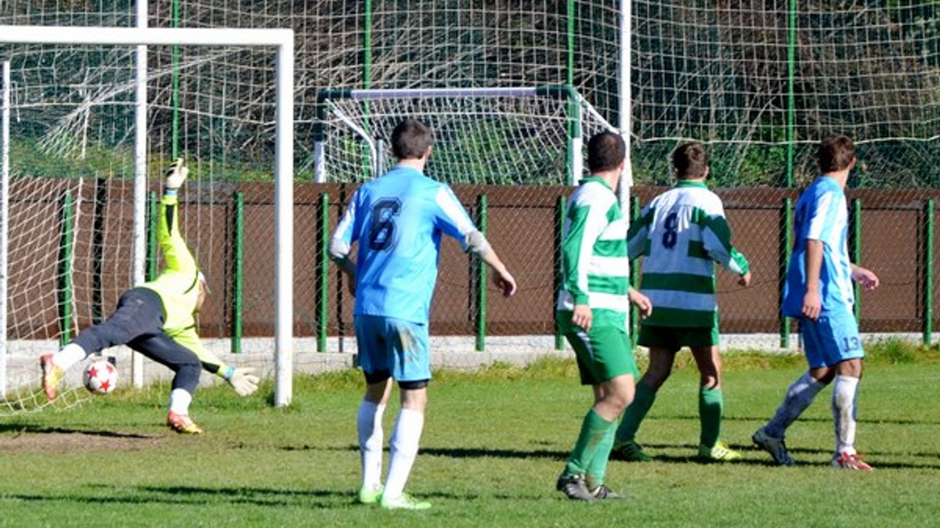 Rozhodujúci tretí gól. Brankár Jamníka Kavulič v 79. minúte takto inkasoval tretí gól a V. Folkmar B zvíťazil 3:1.