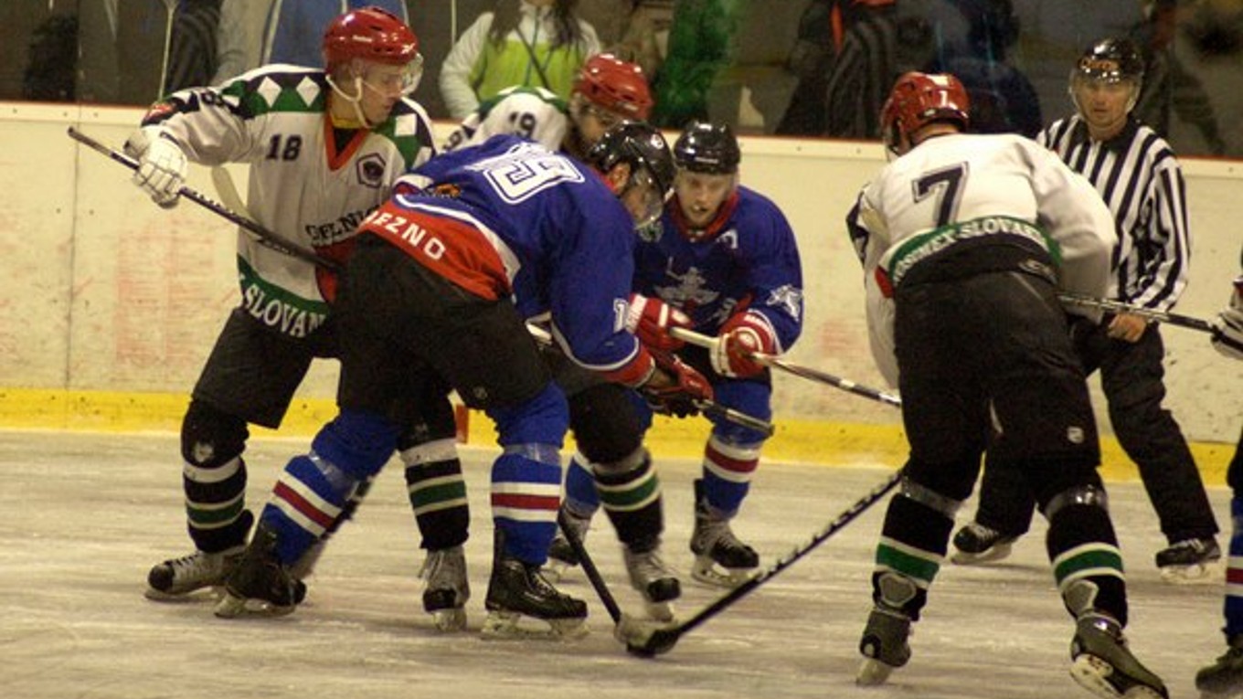 Na domácom ľade a víťazne. Po štyroch zápasoch vonku sa už Gelničania predstavili vo svojom hokejovom stánku.