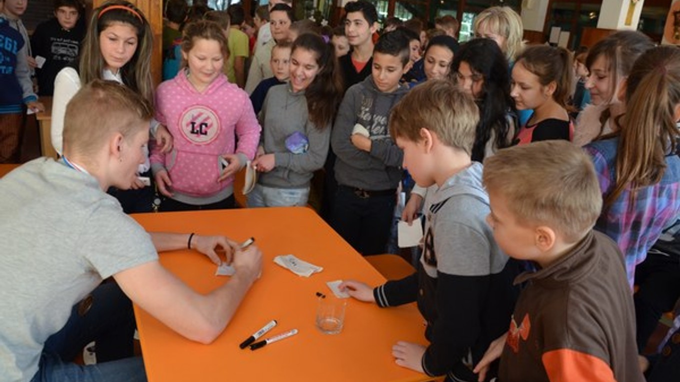 V hokejovej škole. Pavol Skalický v ZŠ Komenského dlho opisoval cestu k bronzu a rozdával autogramy.