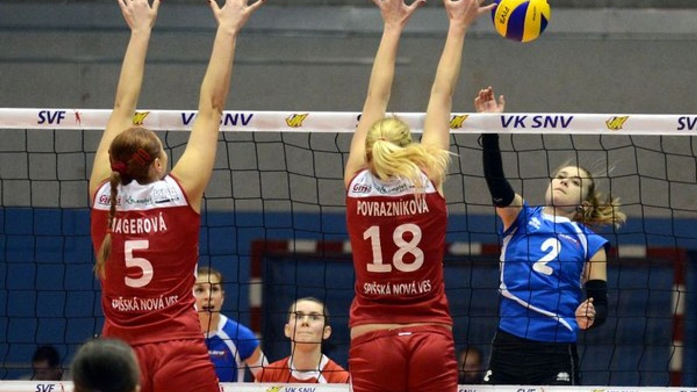 Na snímke vpravo smečuje hráčka Slávie EU Bratislava Diana Mitrengová, zľava blokujú hráčky VK Spišská Nová Ves Ganna Magerová a Ivana Povrazníková.