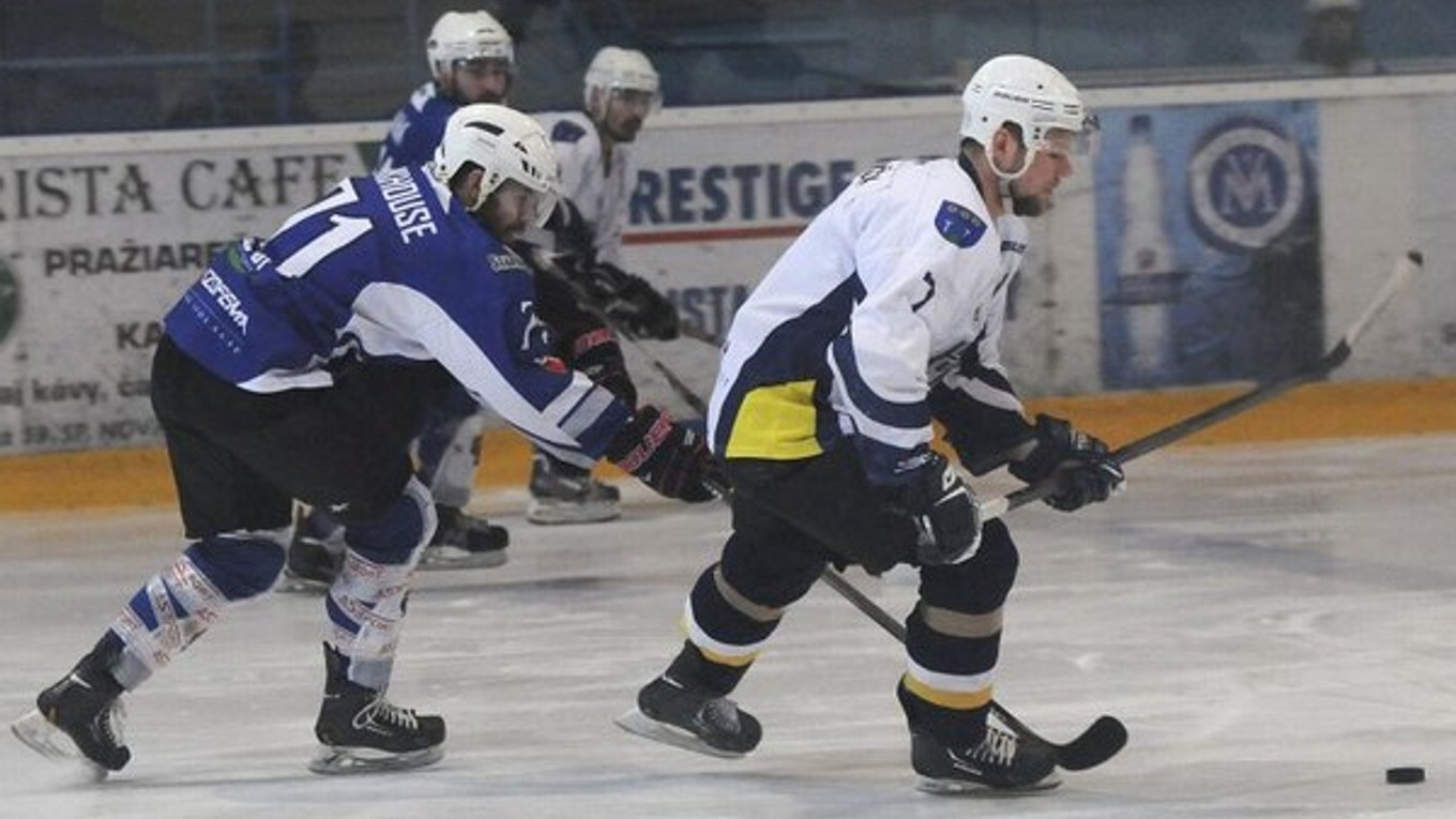 Na snímke Slavomír Buda zo Spišskej Novej Vsi (vpravo) a Branden Parkhouse z Detvy počas piateho zápasu finále play off 1. hokejovej ligy medzi HK Spišská Nová Ves a HC 07 Orin Detva v Spišskej Novej Vsi.