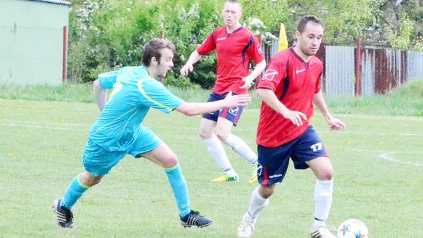Primátor pomohol gólom k víťazstvu Gelnice. Gelničania zdolali na domácom trávniku Jaklovce 3:1, keď na 2:0 zvyšoval primátor Dušan Tomaško (vpravo s loptou).