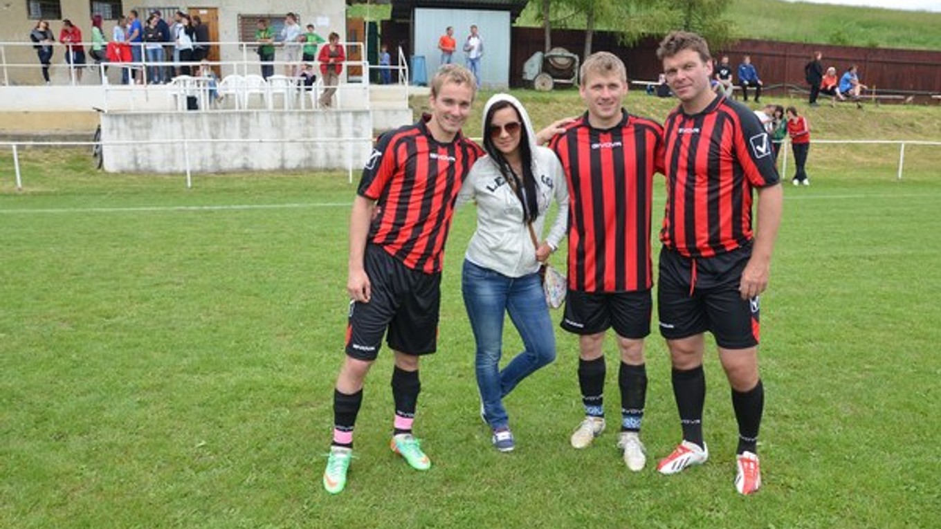 Hokejisti na futbale. Nitrianske hokejové trio Novák – Ordzovenský - Stümpel si znova zahralo za Iliašovce.