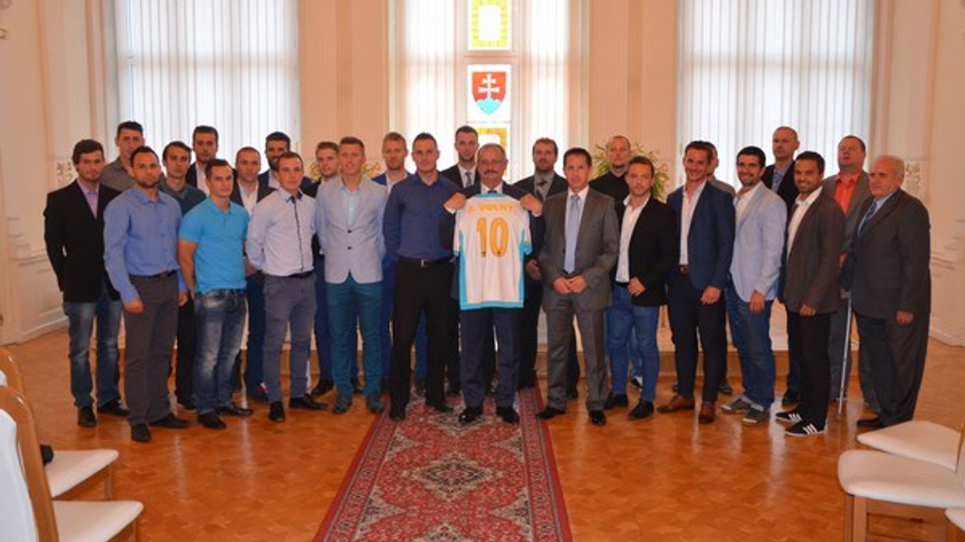 Futbalisti na radnici. Za dva roky dvakrát vyhrali súťaž a postúpili medzi slovenskú futbalovú elitu. Úspech futbalistov Spišskej Novej Vsi bol ocenený aj zo strany vedenia mesta.