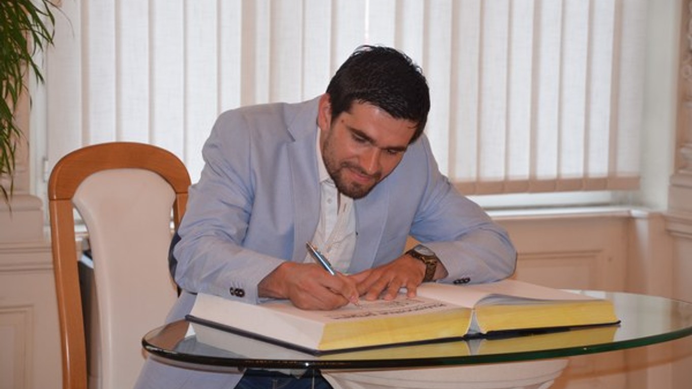 Trénerský zápis. V júni sa tréner FK Spišská Nová Ves zapísal pri slávnostnom prijatí na radnici do pamätnej knihy mesta, v auguste do kroniky futbalového klubu.