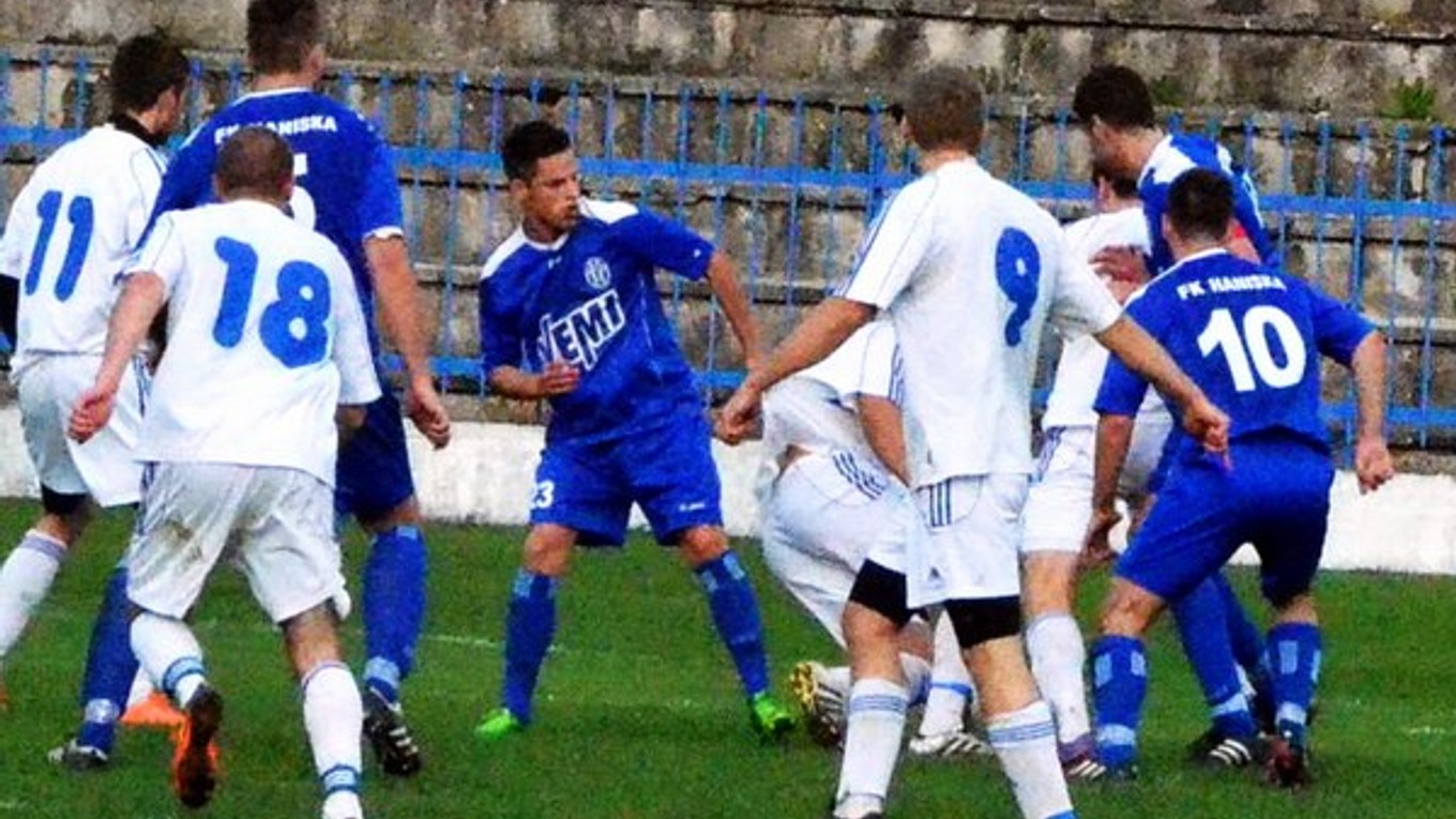 Penalta, ktorá bola. Inkriminovaný moment zápasu Sp. Nová Ves – Haniska (2:1). Boroš (v bielom) bol stiahnutý v šestnástke hráčom hostí.