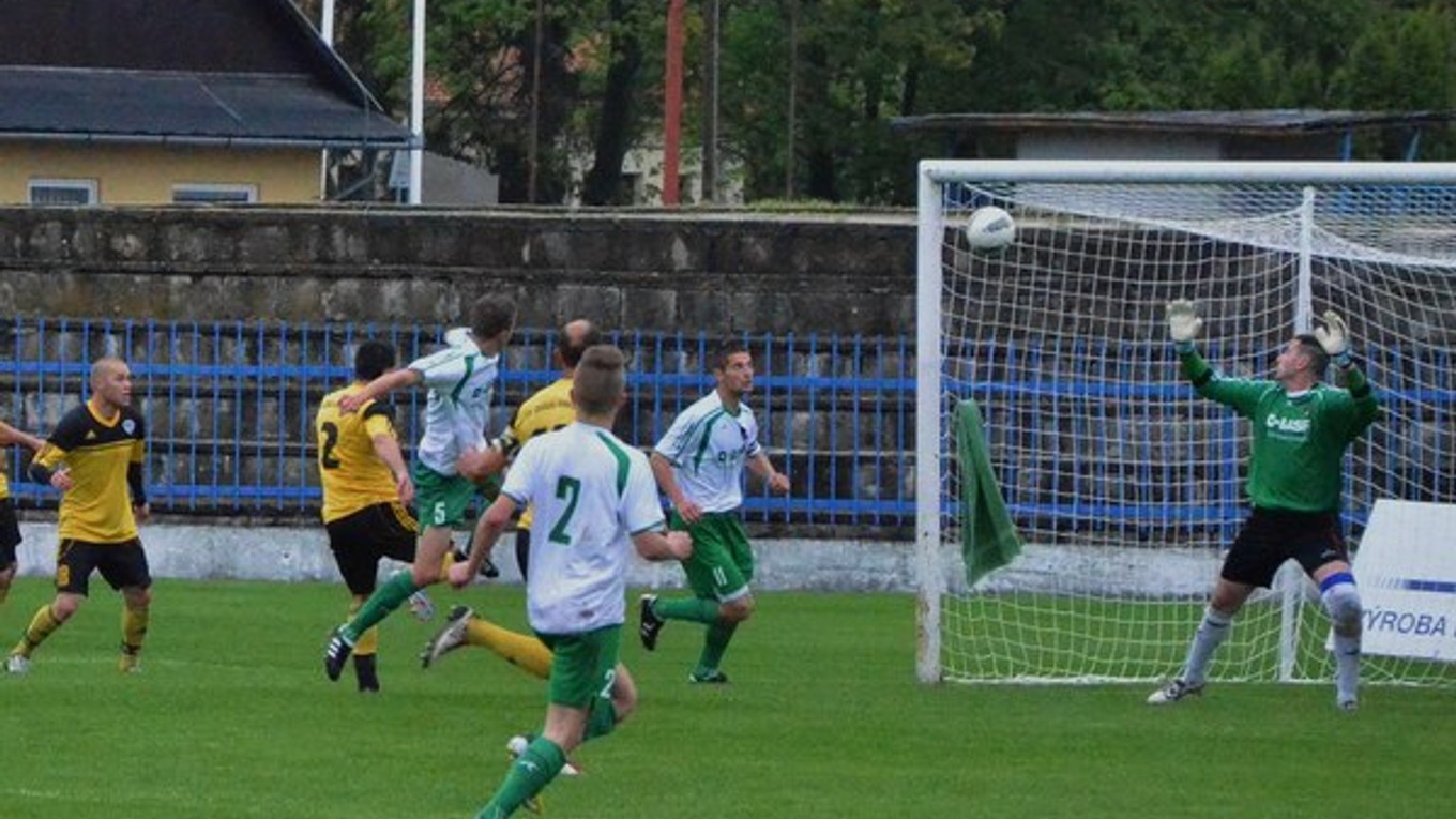 Gólová bodka. Spišiaci nastrieľali V. Revištiam štyri góly. Na snímke gólová bodka na 4:0 v podaní Slejzáka.