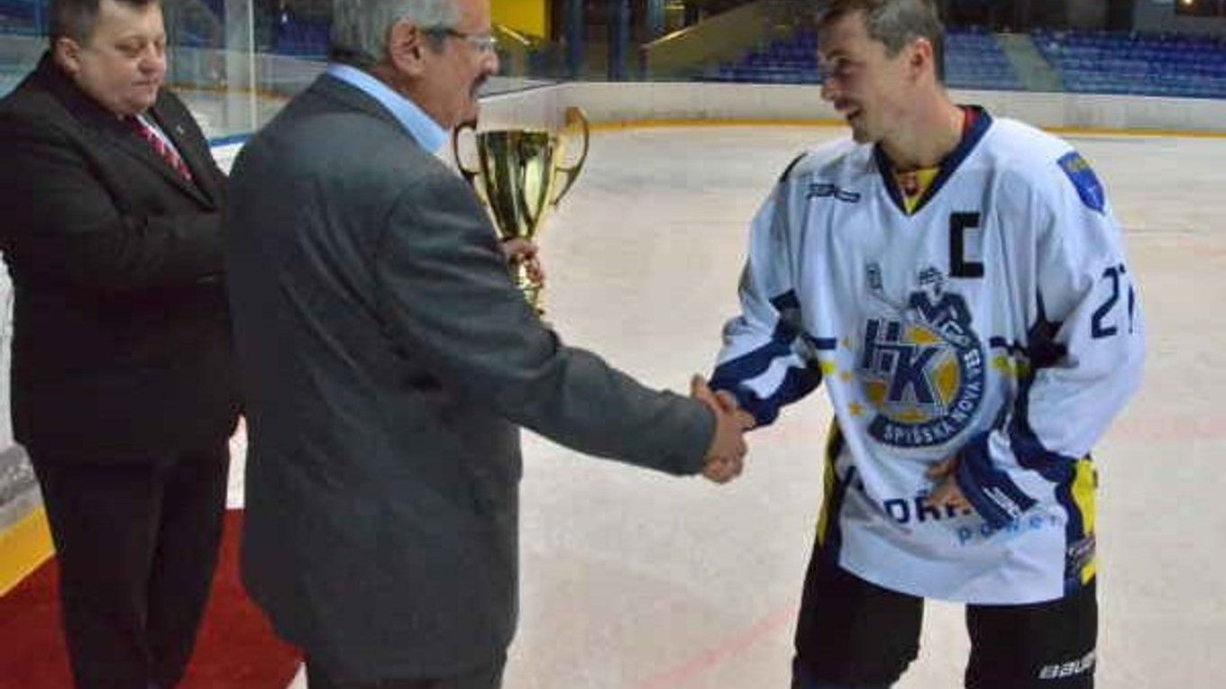 Kapitán pre pohár. Ľubomír Vaic (vpravo) prebral pohár za celkové prvenstvo z rúk primátora mesta Jána Volného.