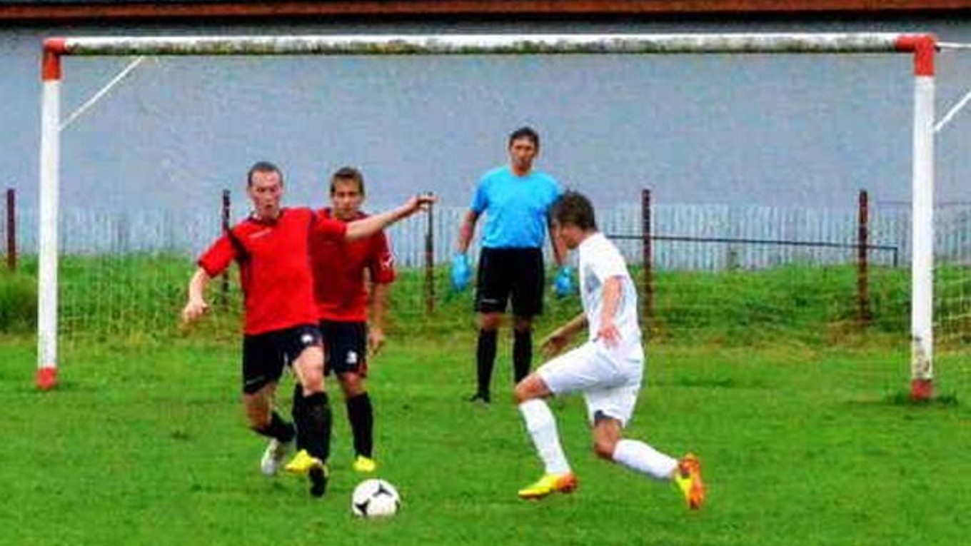 Viac emócií, ako dobrého futbalu. Súboj Gelnice s rezervou Veľkého Folkmara malo veľkú prestíž. Tri červené karty boli tieňom derby, ale dva domáce góly boli ukážkové.