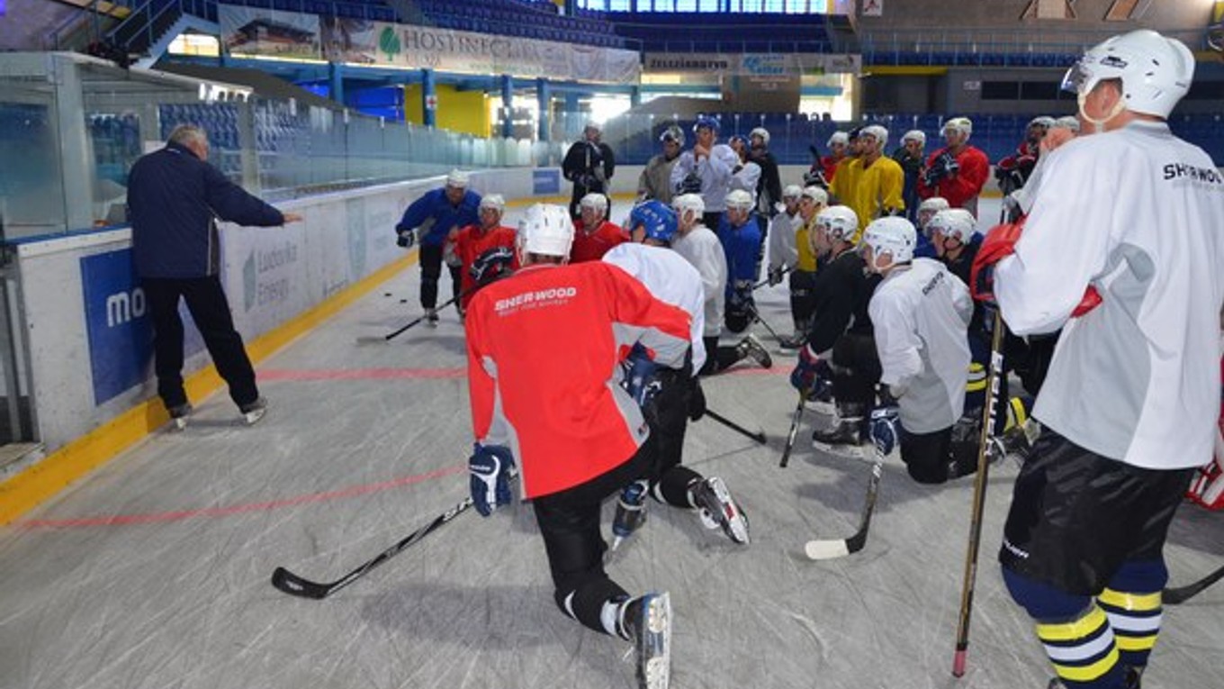 Prvý tréning. Bolo otázne, či vôbec naň niekto príde. Nakoniec bola na ľade tridsiatka hráčov.
