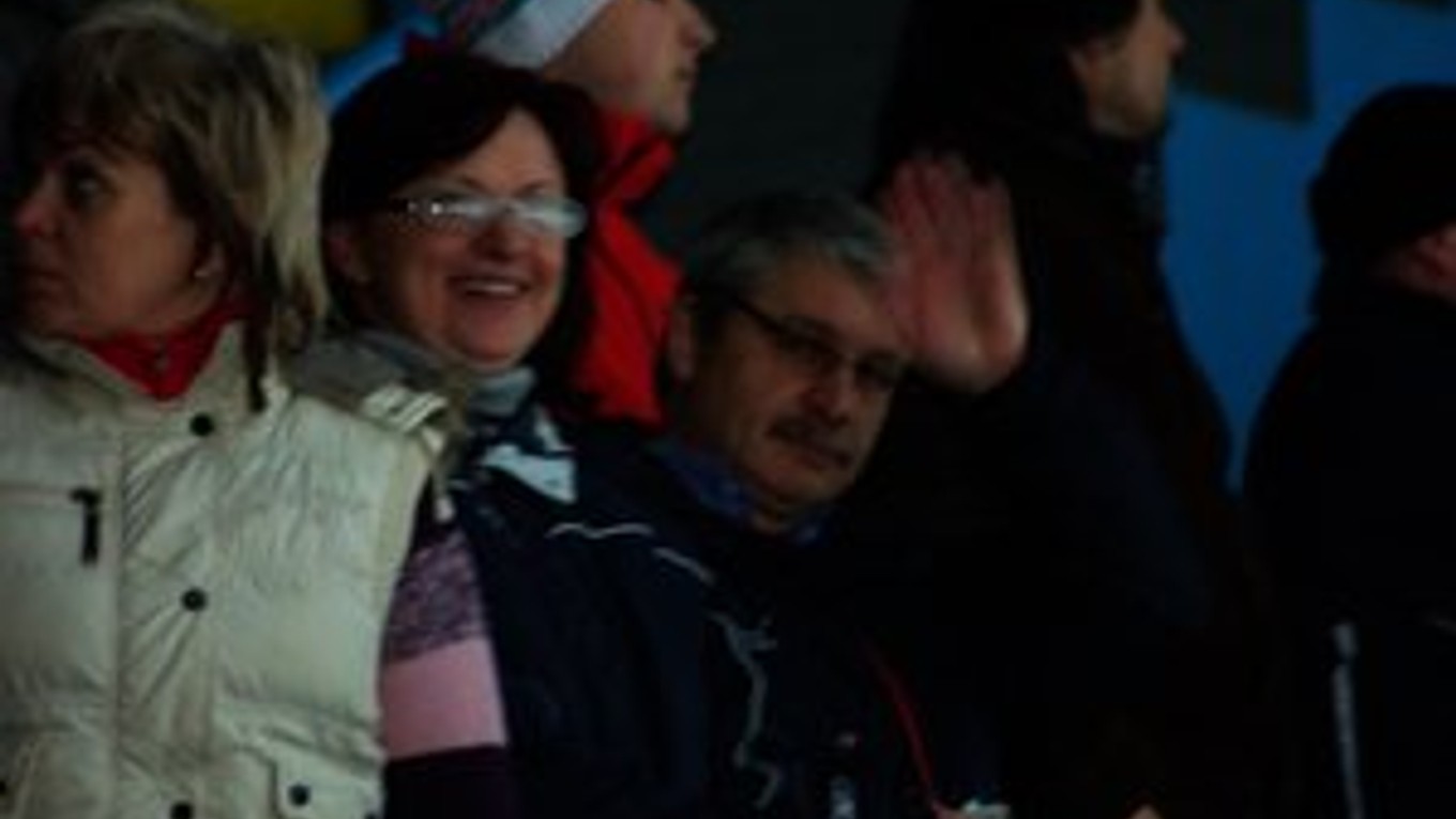 Vždy v hľadisku. Keď synovia hrajú na ľade, rodičia Hudáčkovci v hľadisku chýbať nemôžu.