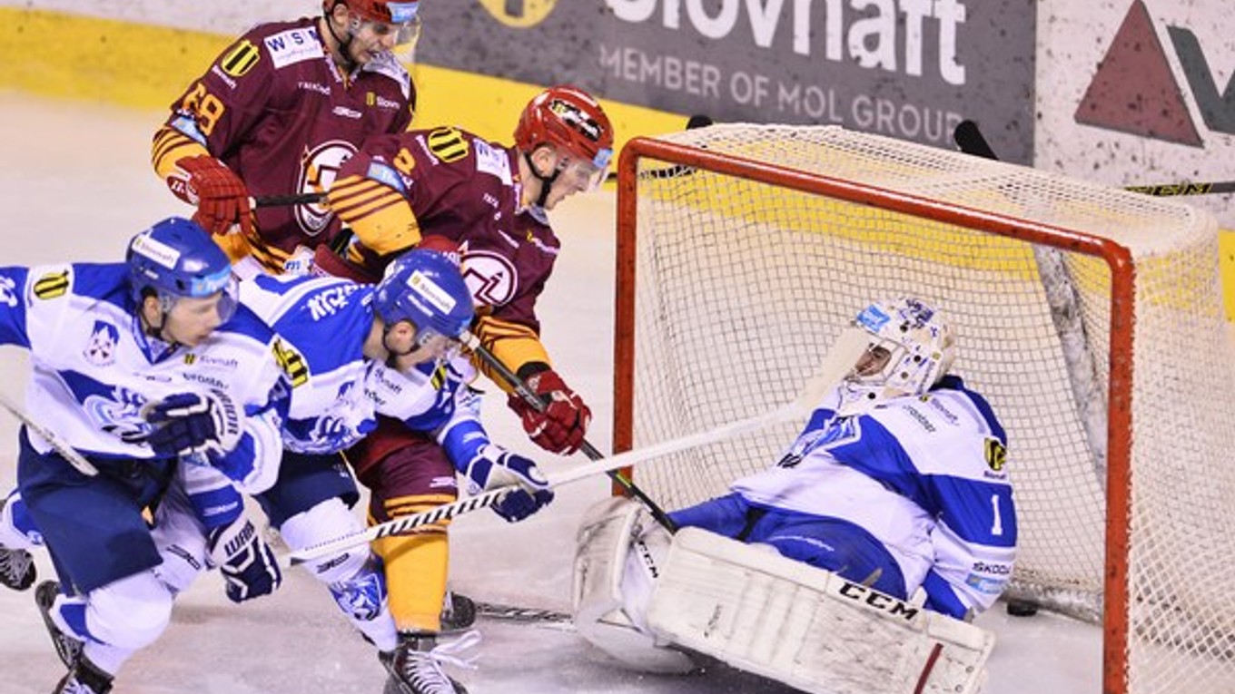 Na snímke druhý sprava Jozef Švec (Dukla) strieľa gól, vpravo prekonaný brankár Popradu Matúš Kostúr.