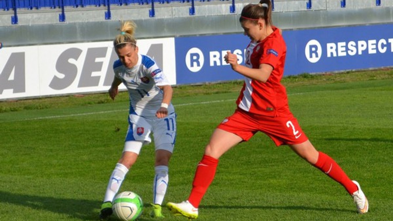 Rozhodla v nadstavenom čase. Hmírová (vľavo) strelila víťazný gól Sloveniek proti Poľsku.