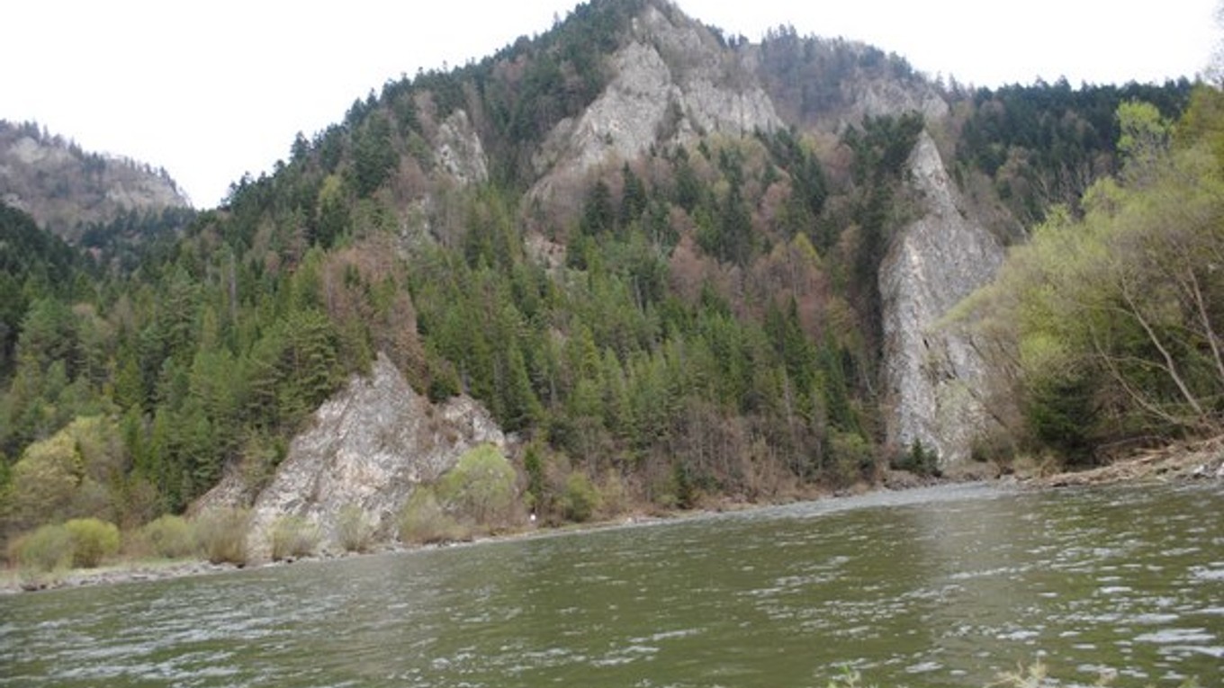 Pieniny. Turisti obdivujú najviac Tri koruny.