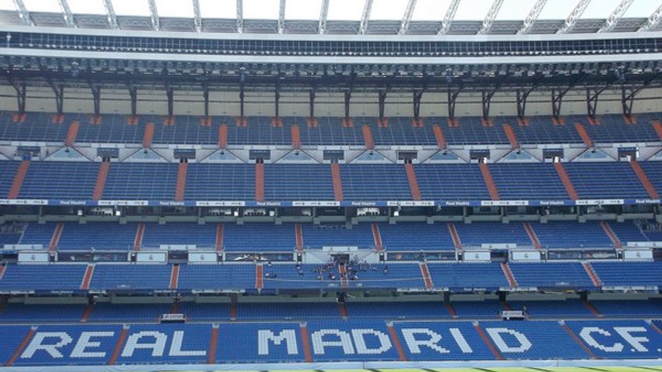 Futbalový svätostánok. Santiago Bernabéu z trávnika.