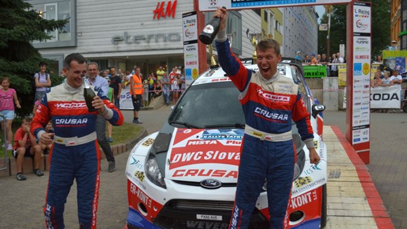 Víťazné šampanské. V Poprade ho otváral Poliak Grzyb.