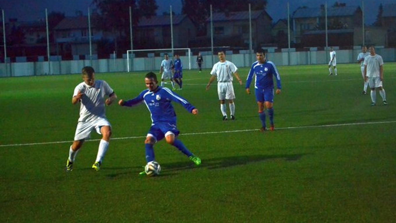 Nefutbalové počasie. Vo vetre a daždi vyhral Poprad B v Spišskej Belej 2:1.