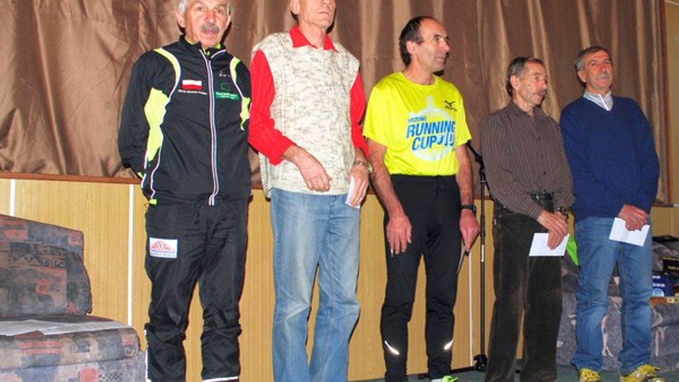 Muži od 60 rokov. Milan Marton z TJ Baník Hôrka (vpravo).