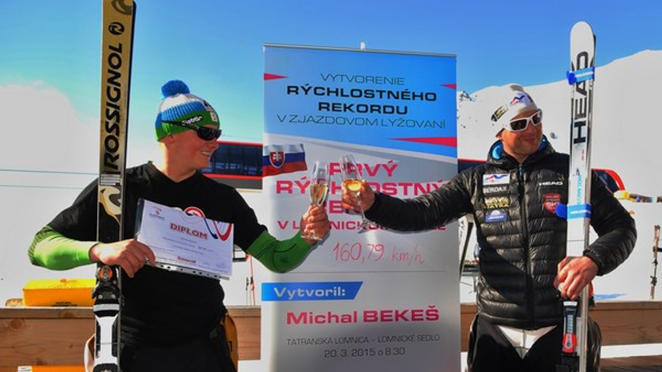 Michal Bekes (vľavo) a poľský lyžiar Dariusz Duda oslavujú ustanovujúci rekord.