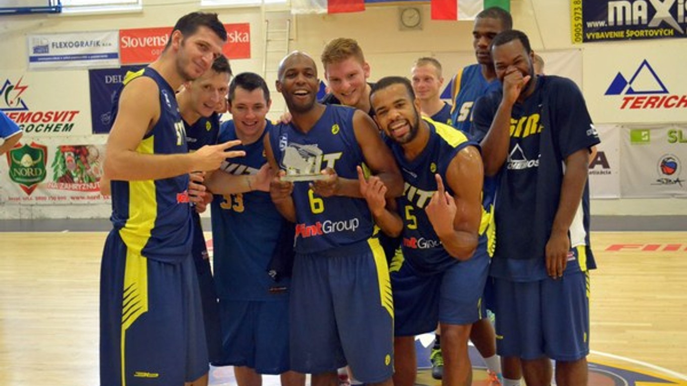 Radosť po víťazstve. Turnaj vo Svite vyhral domáci BK Iskra Svit.