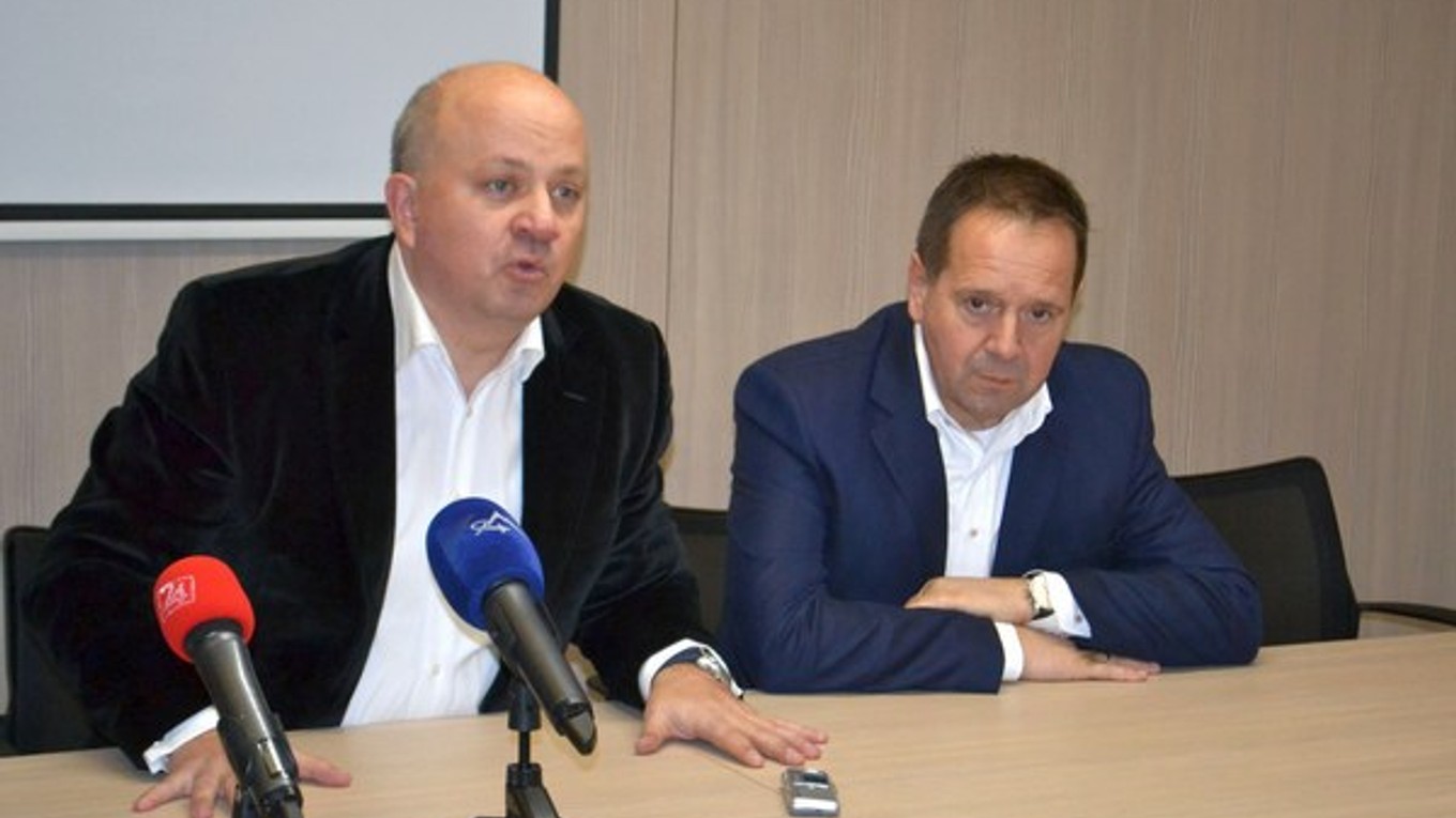 Nové vedenie. Zľava prezident FK Poprad Roman Dvorčák a Anton Danko.