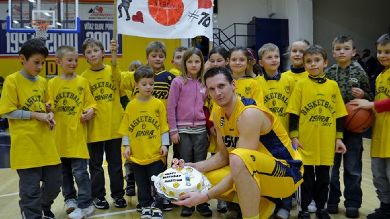 Oslávenec. Berkis dostal po zápase narodeninovú tortu.
