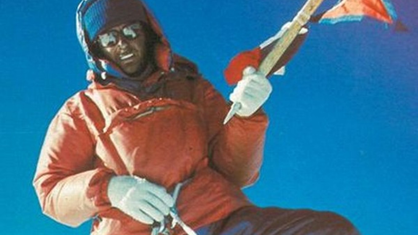Najznámejšia fotografia Milana Kriššák - na vrchole himalájskej osemtisícovky Makalu v roku 1976.