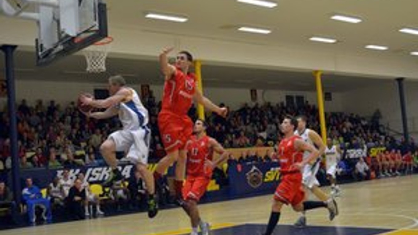 Roman Findura. Verí, že proti Handlovej potešia divákov.