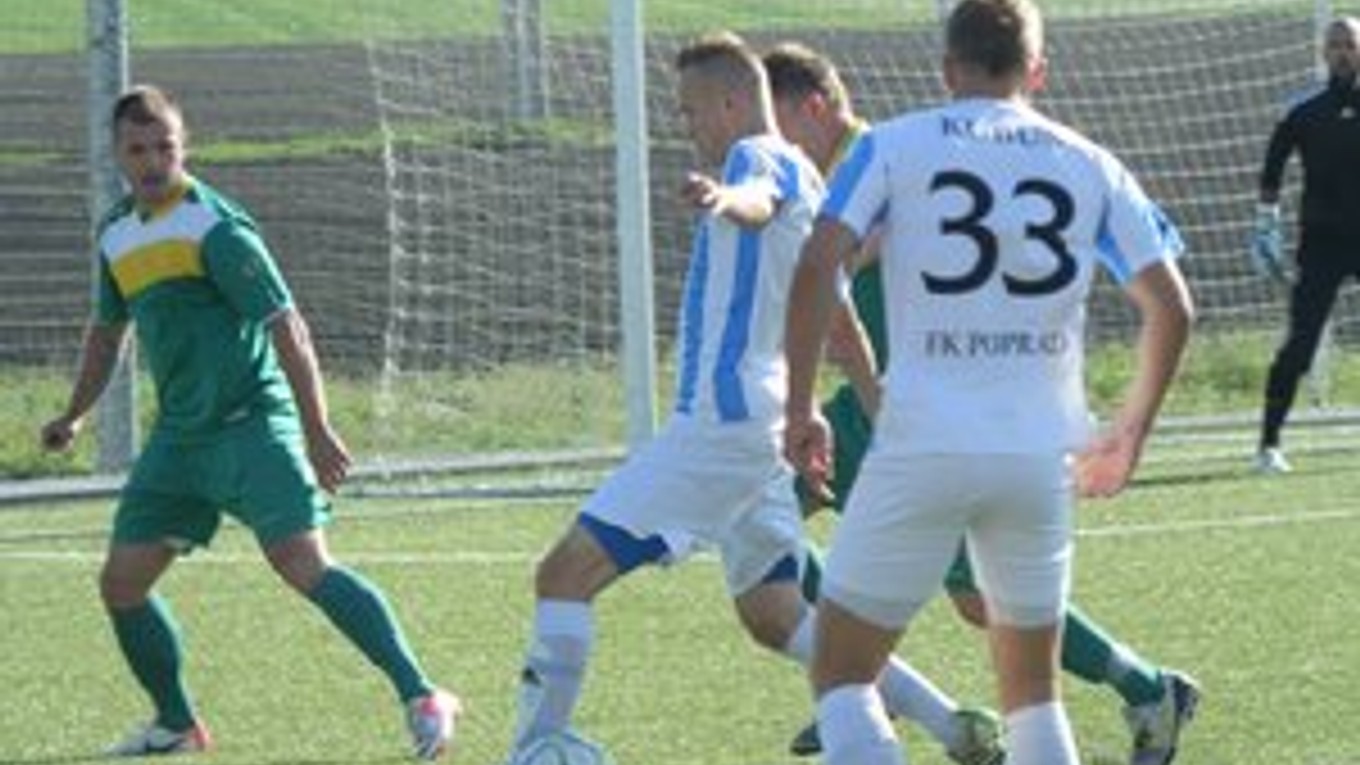 Popradský Bendík (s loptou) je v jarnej časti spoľahlivou oporou aj v ofenzíve popri boku Kubusa.