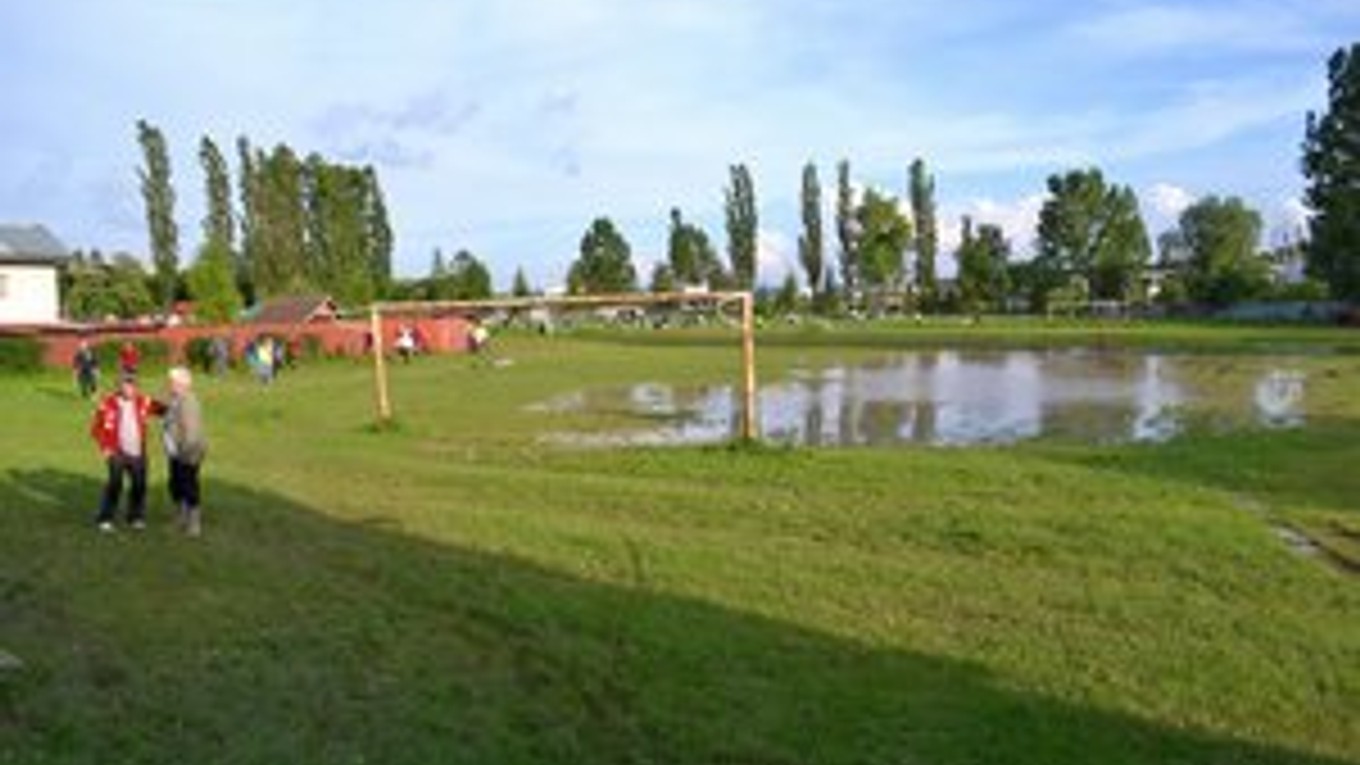 Zatopené vedľajšie ihrisko. V Poprade-Strážach často bojovali aj s vodným živlom.