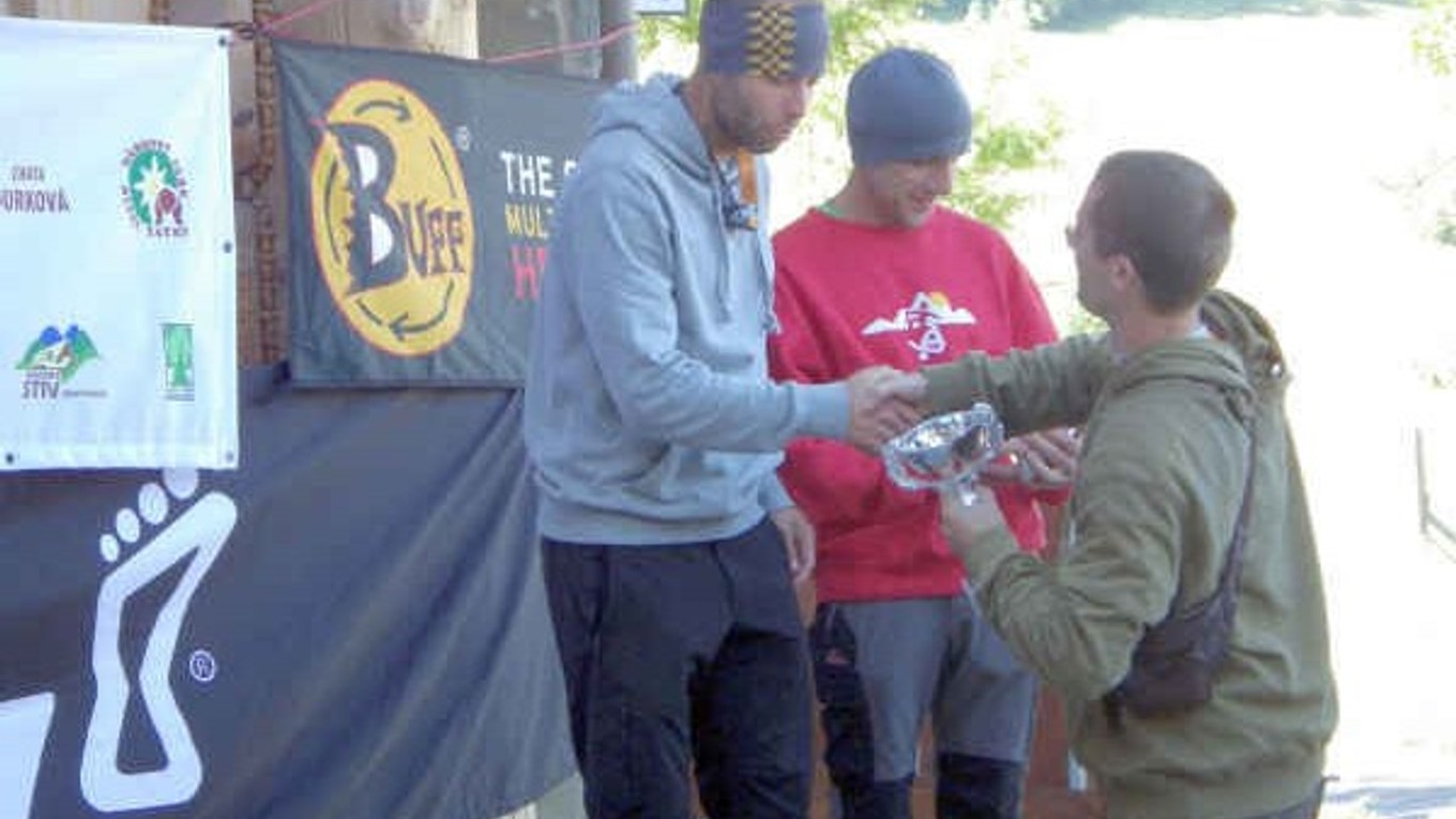 Úspešní. Žuffa (zľava) a Kačmarčík počas preberania ocenenia za tretie miesto.